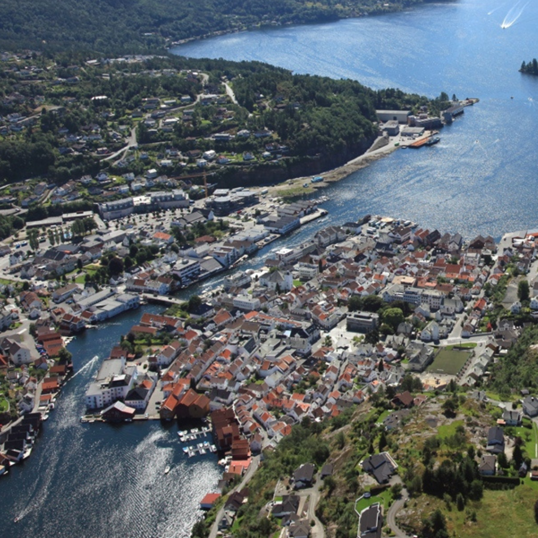 Foto tatt fra luften av Flekkefjord sentrum mot sør