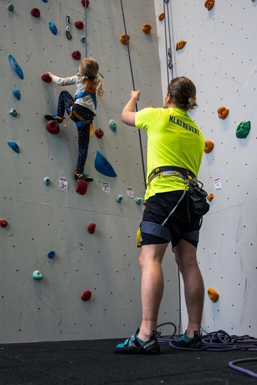 Et barn klatrer mens klatreverten sikrer - Klikk for stort bilde