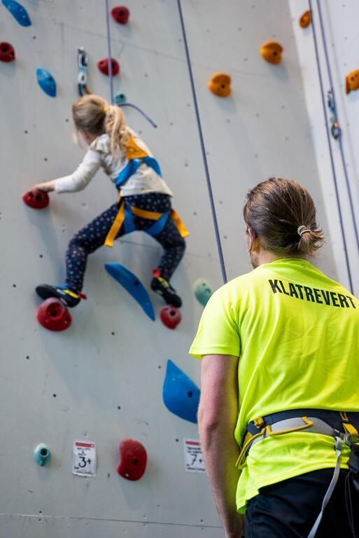 Et barn klatrer mens klatreverten sikrer - Klikk for stort bilde