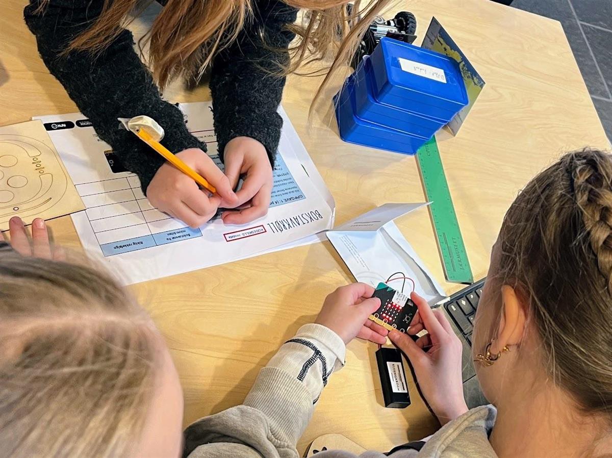 Barn jobber med koding og elektronikk - Klikk for stort bilde