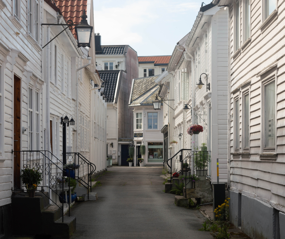 Foto av hvite hus på hver sin side av en vei