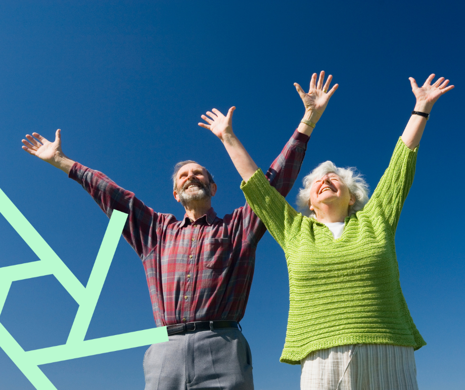 To seniorer som løfter armene til værs