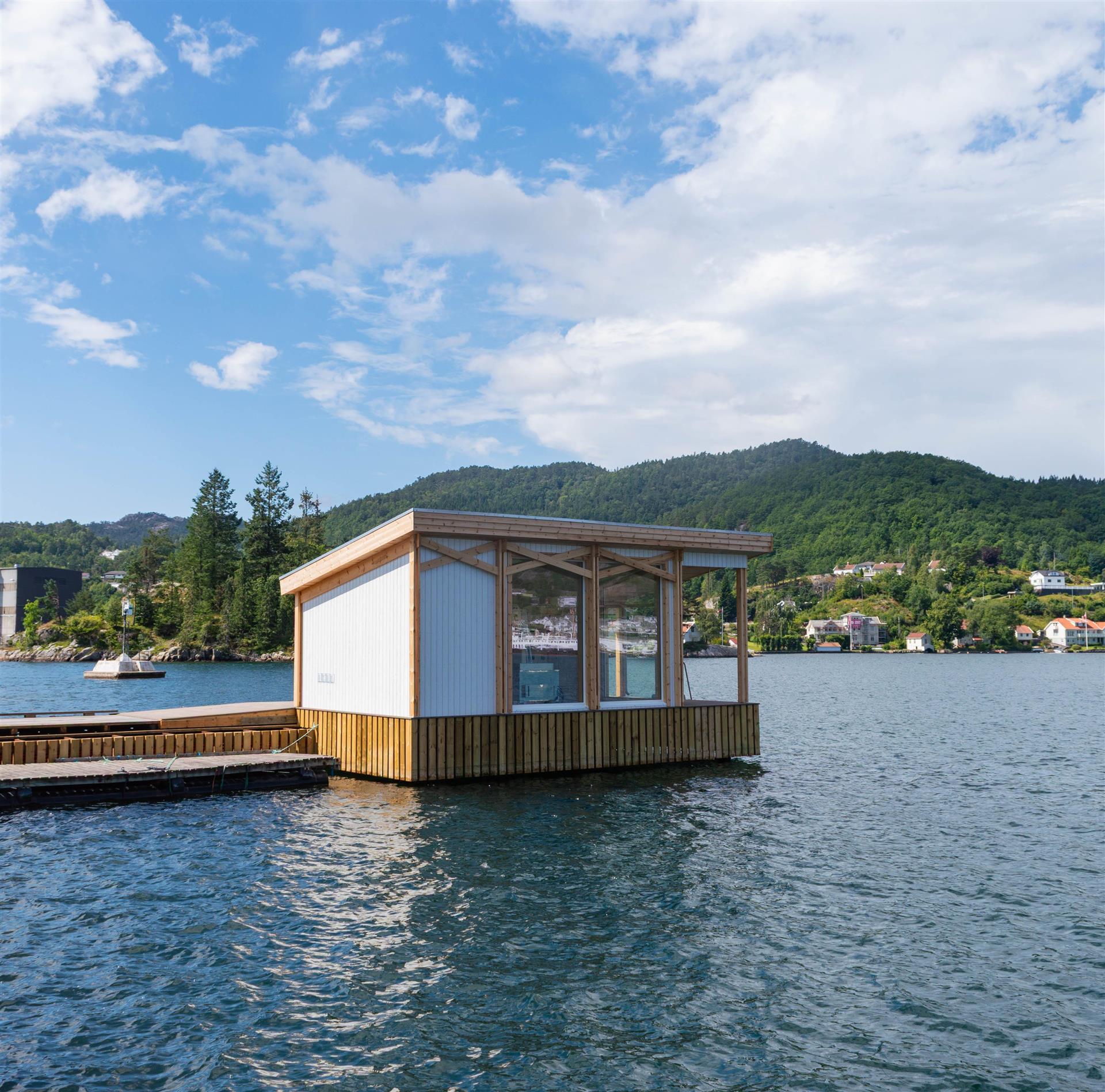 Foto av Grønnes Sjøbad, en liten bygning med badstue som ligger på vannet