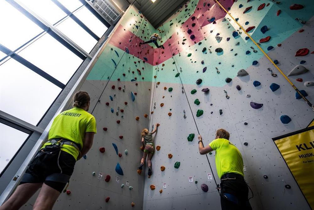 To barn klatrer og sikres av hver sin klatrevert - Klikk for stort bilde