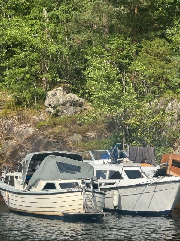 To forlatte båter ved Uenesodden - Klikk for stort bilde
