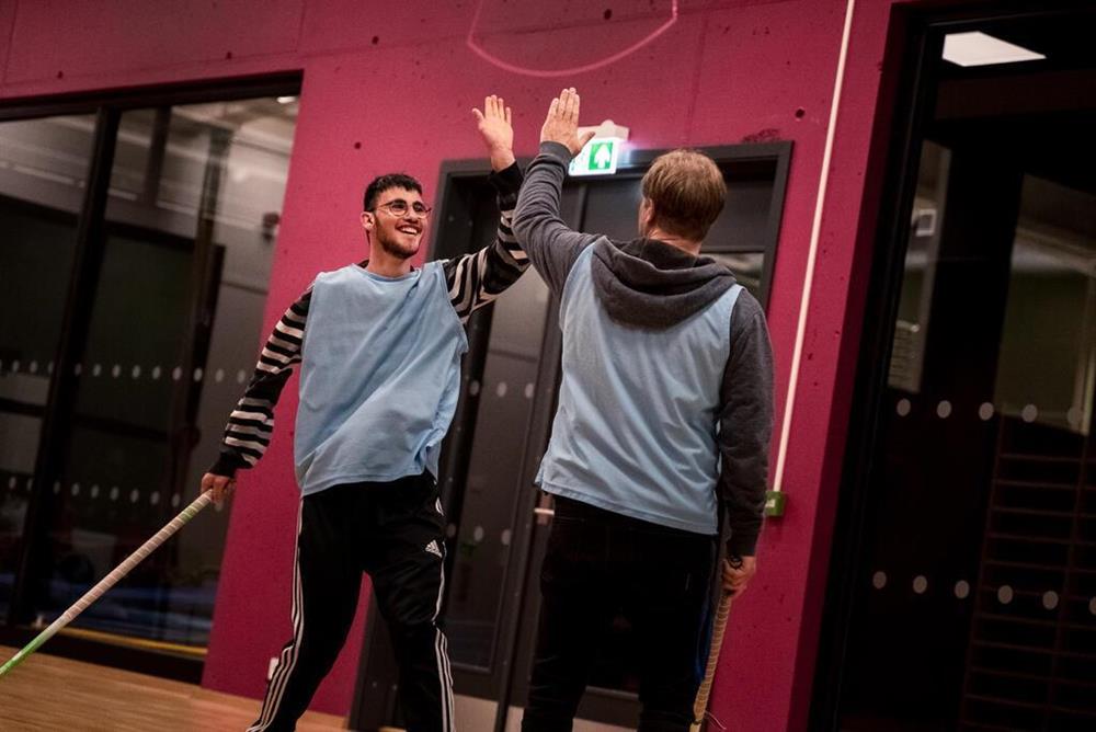 Noen elever fra videregående skole spiller landhockey - Klikk for stort bilde