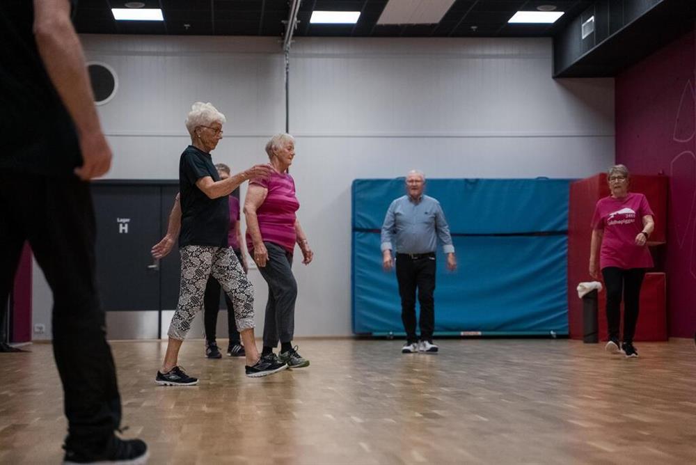 Noen eldre mennesker trimmer i aktivitetshallen - Klikk for stort bilde